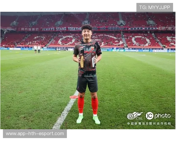 球员在比赛中展现强烈的拼抢欲望获得教练认可，球员们的比拼很热烈,赢得了观众的阵阵喝彩